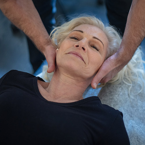Naprapat behandlar patient på Rehabkliniken i Stockholm